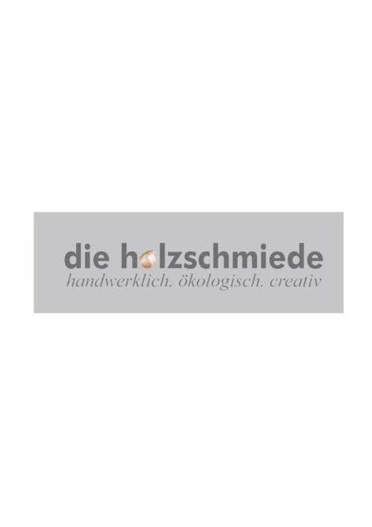 Holzschmiede – Massivholzmöbel aus Meisterhand Die Holzschmiede fertigt massive Möbelstücke mit Liebe zum Detail. Vom Esstisch bis zur Kommode – jedes Stück ist ein Unikat, gefertigt aus nachhaltigen Hölzern.